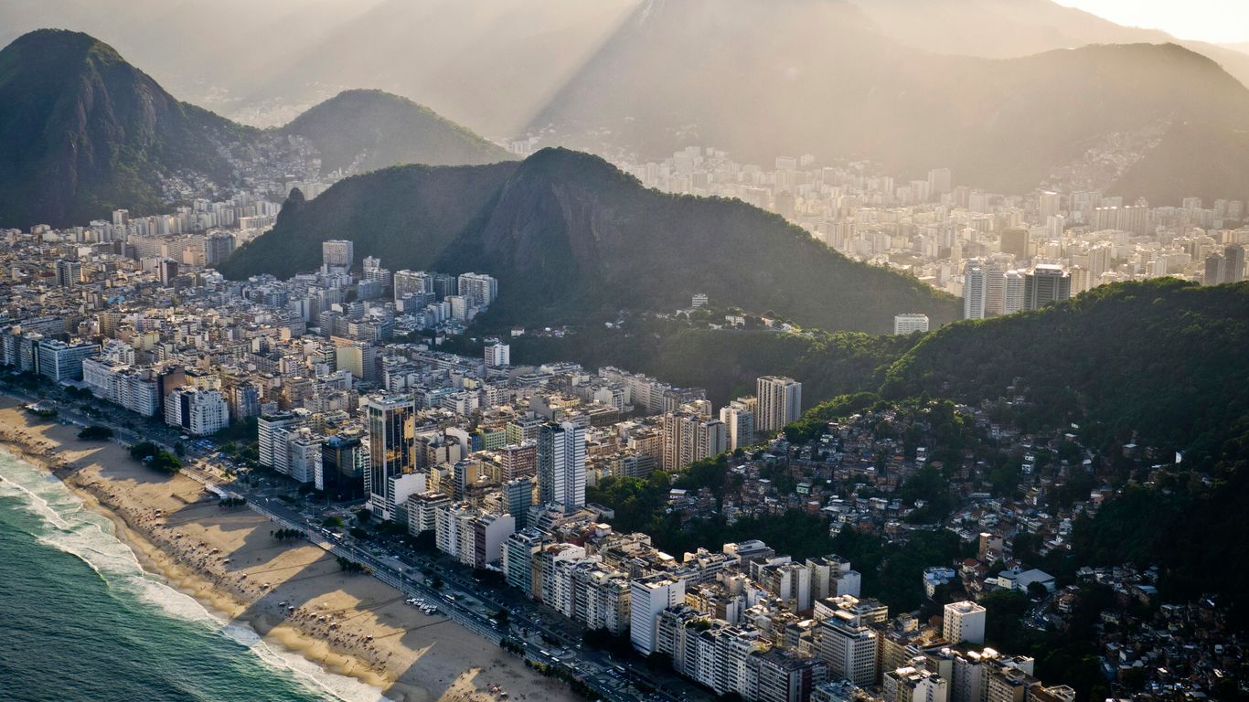 una vista aérea de una ciudad con montañas al fondo