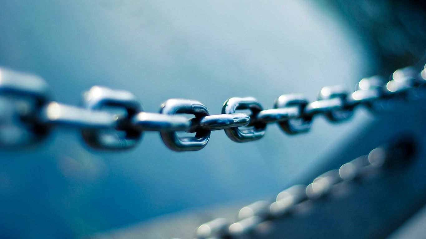 tilt shift lens photo of stainless steel chain