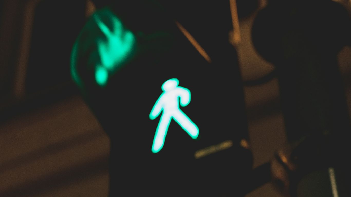 traffic light walking sign close-up photography