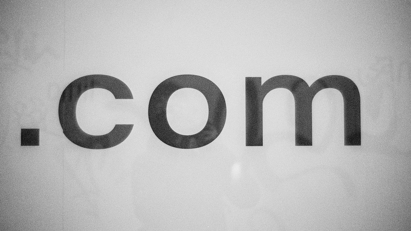 a black and white photo of the word comm