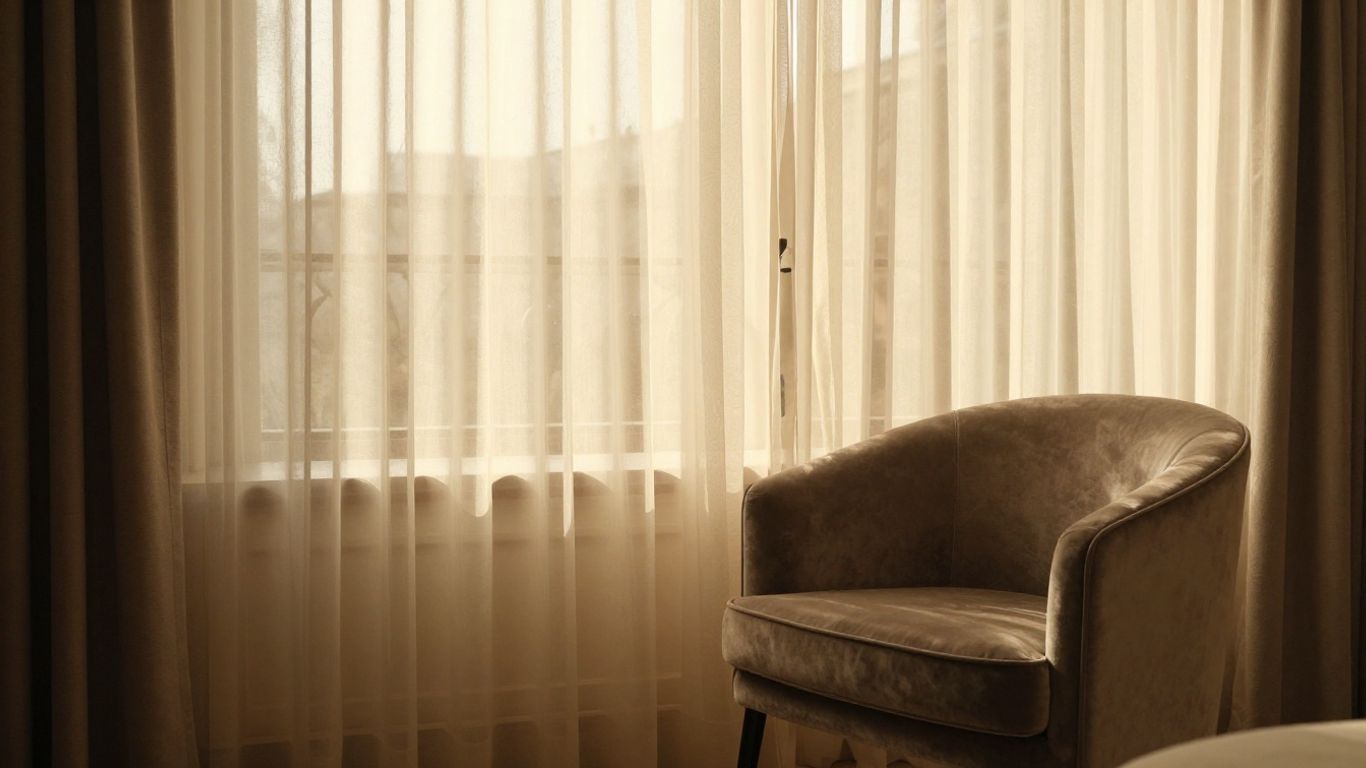 Chambre d'hôtel française élégante avec lumière douce