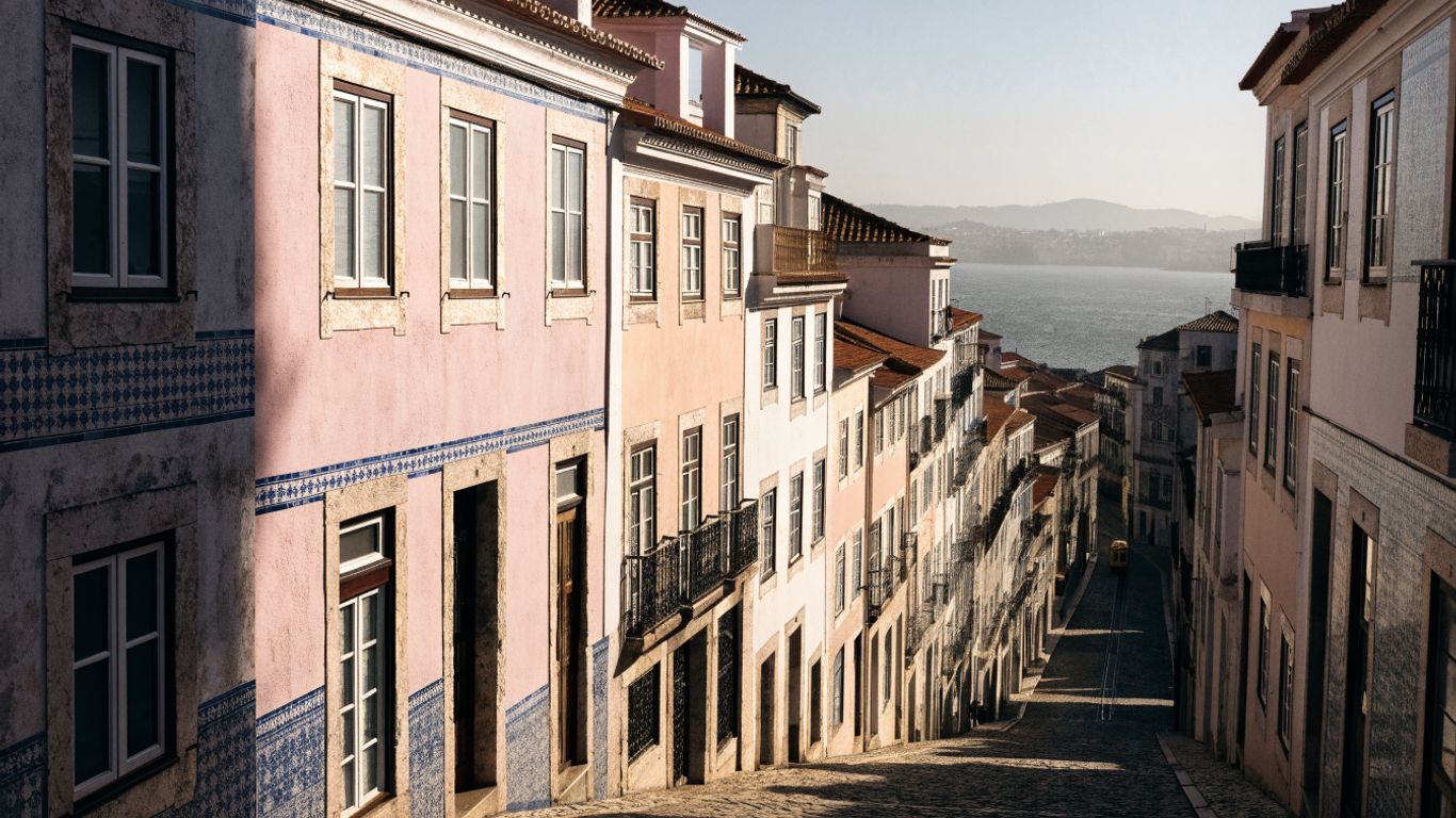 Callejuelas de Alfama con tejados rojizos