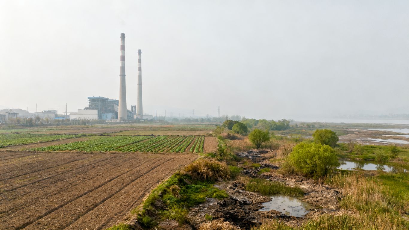 Paysage industriel jouxtant des terres agricoles