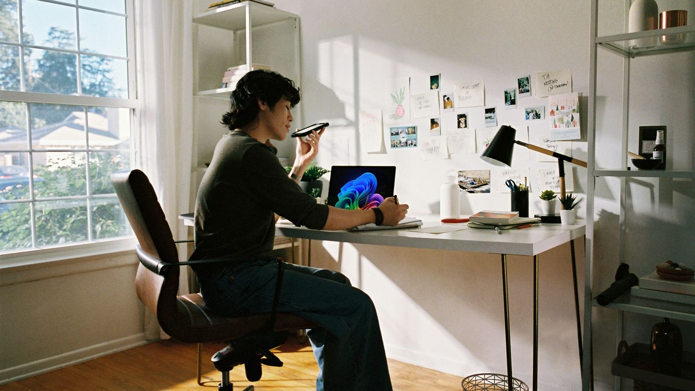 Profissionais colaborando em uma sala de reunião global