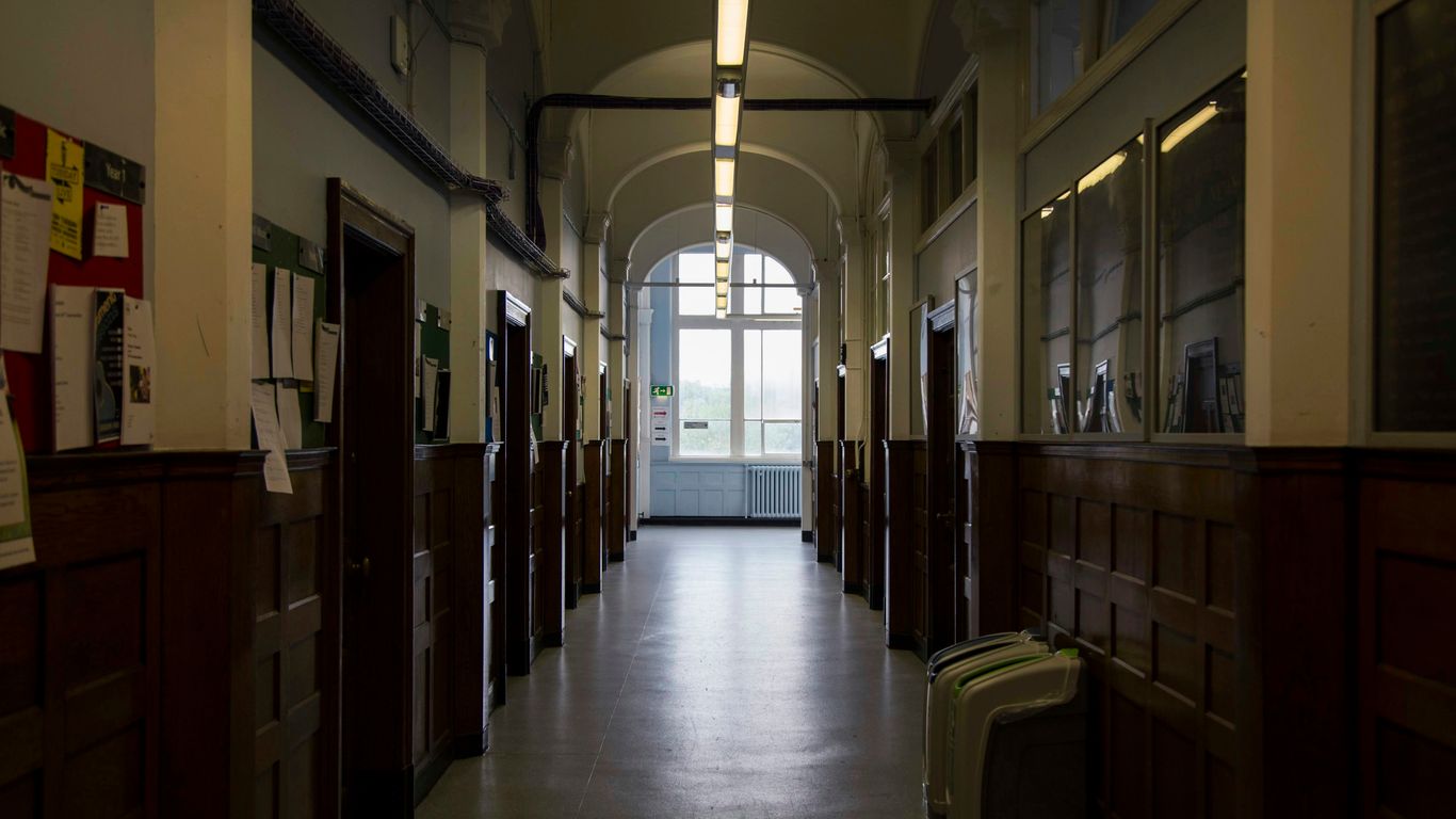 Acesso arquitetônico moderno em escola
