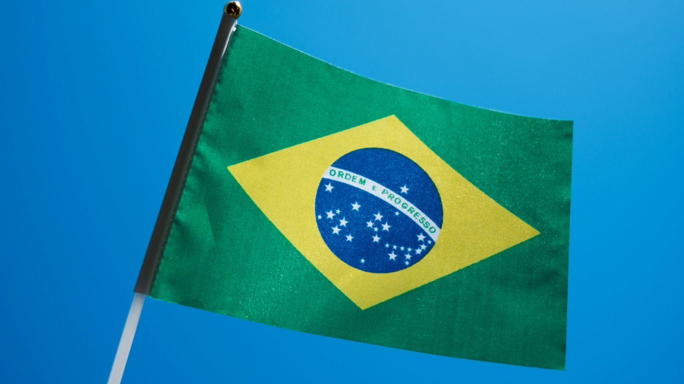 la bandera de brasil ondea en el cielo azul