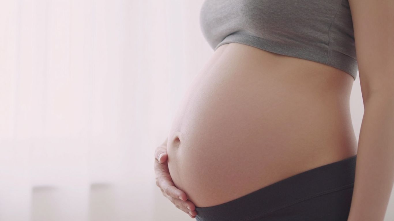 Bebé a las 36 semanas de gestación en el vientre.