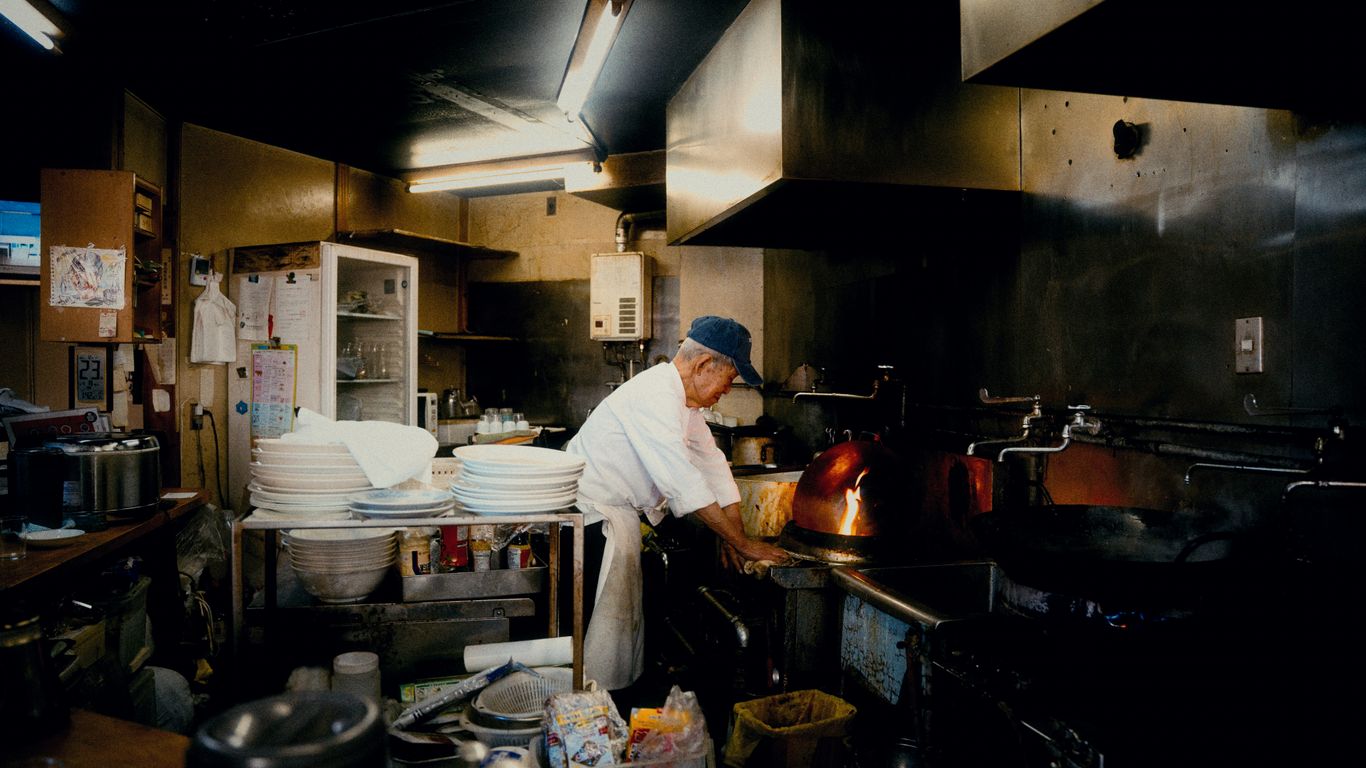 Stir-fried noodles in hot wok