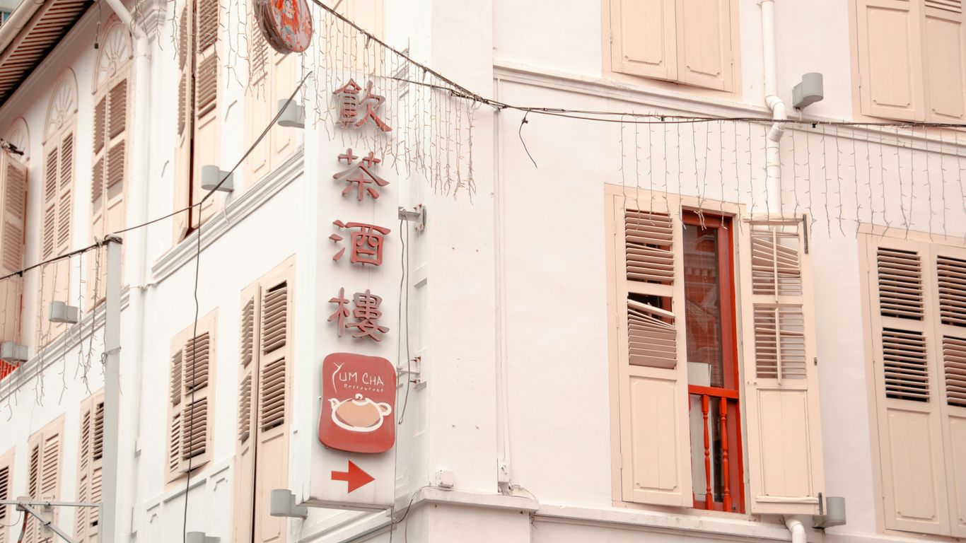 Open-air kopitiam beside old Singapore shophouses
