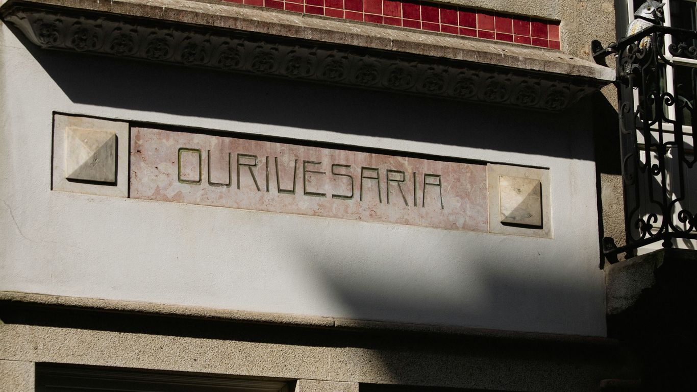 Stone sign with "ourivesaria" engraved