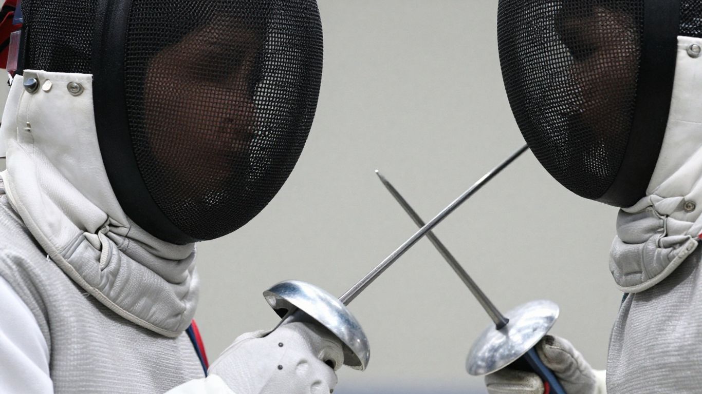 Echipament de protecție pentru scrimă: mască, jachetă, mănușă și sabie.