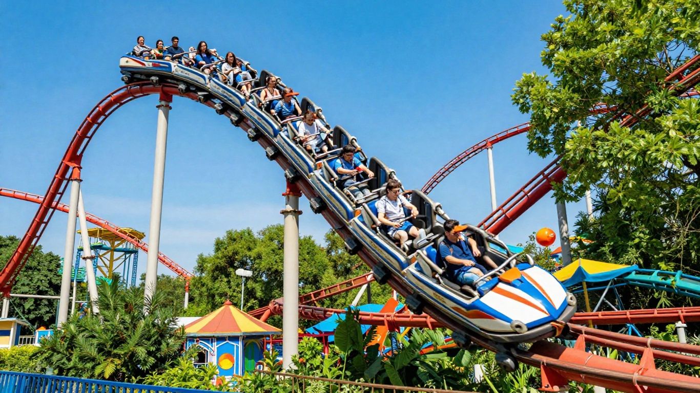 Personnes excitées sur les montagnes russes de Walibi Holland.