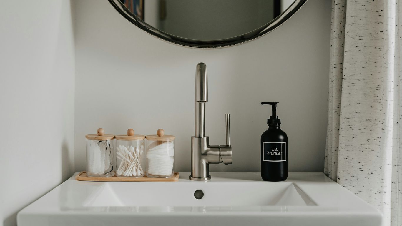 Freestanding basin centred beneath mirror