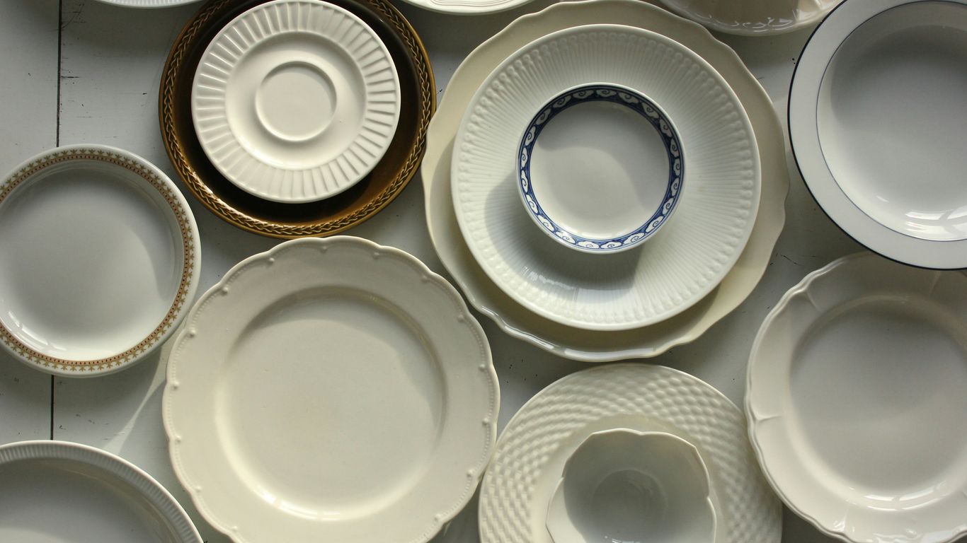 Porcelain pieces prepared for export packaging
