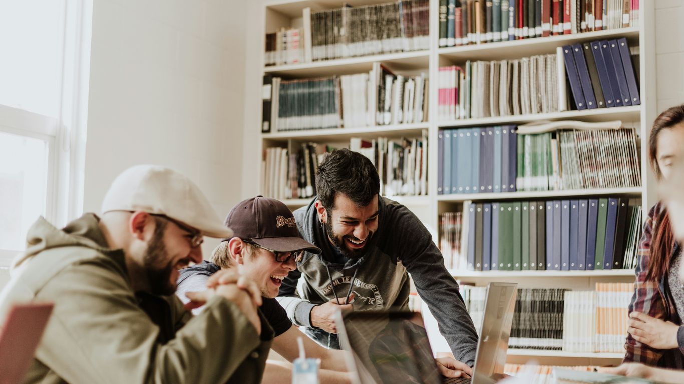 Estudantes a preparar carreira profissional