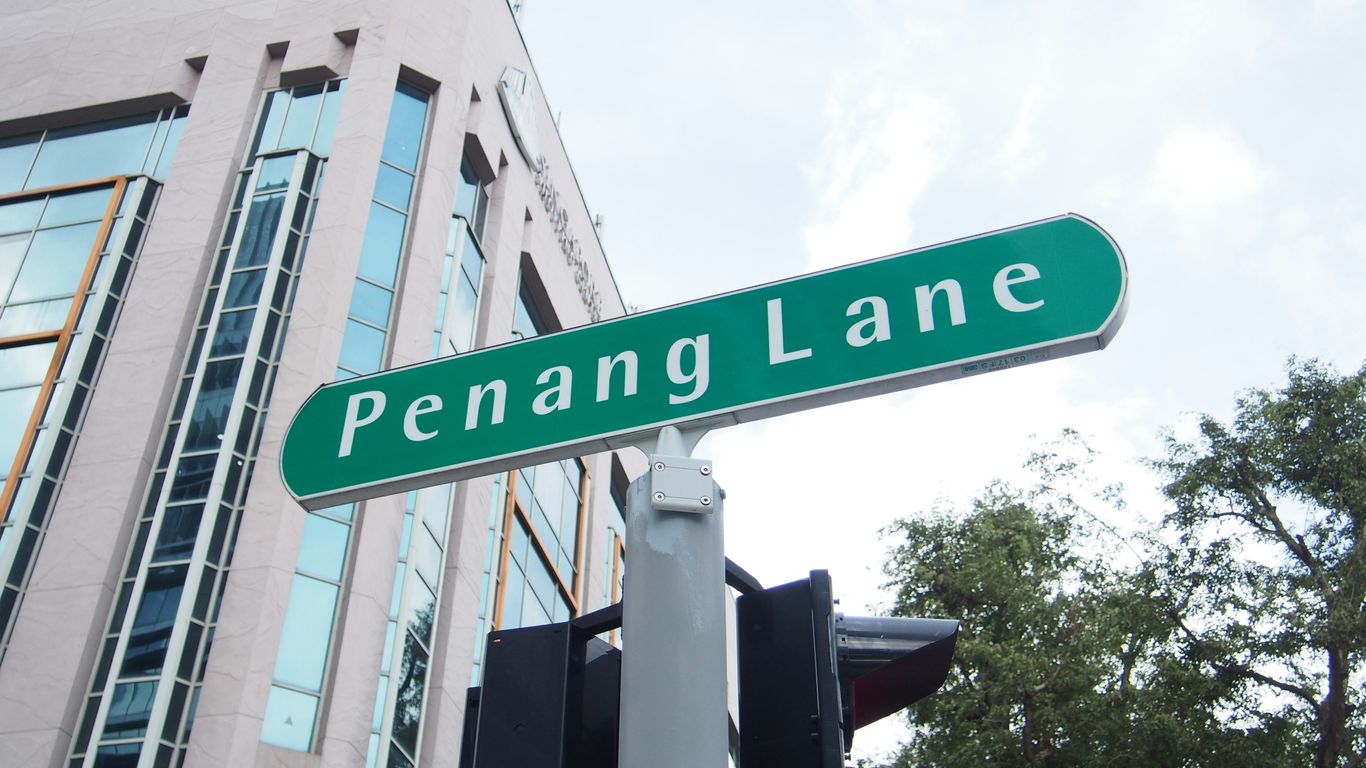 Public street sign pointing toward the market entrance