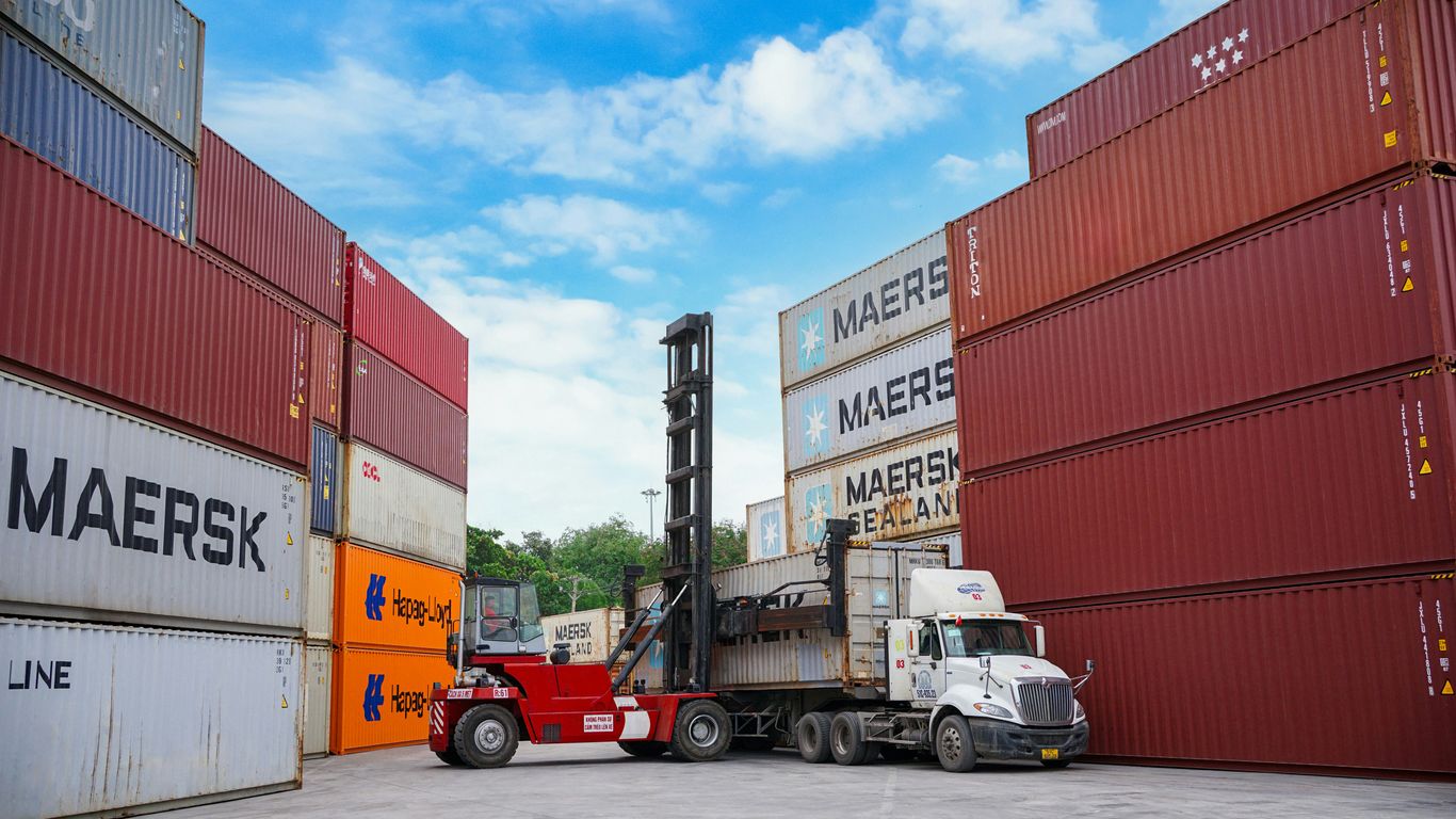 Freight coordination for an exhibition shipment