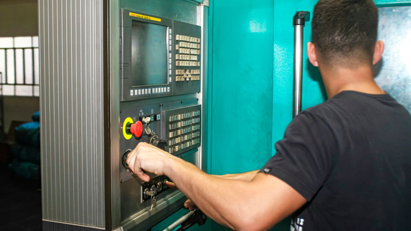 Un hombre trabajando en una máquina en una fábrica