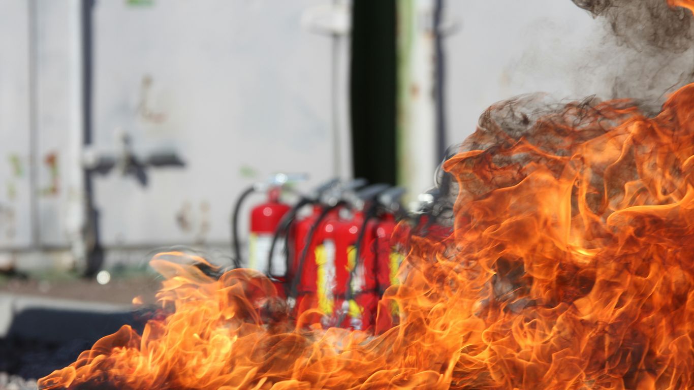 red fire stinguesher