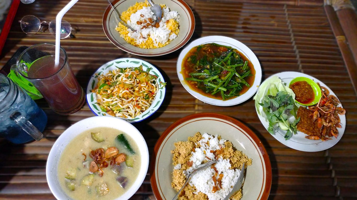 A diverse spread of traditional Singaporean hawker food
