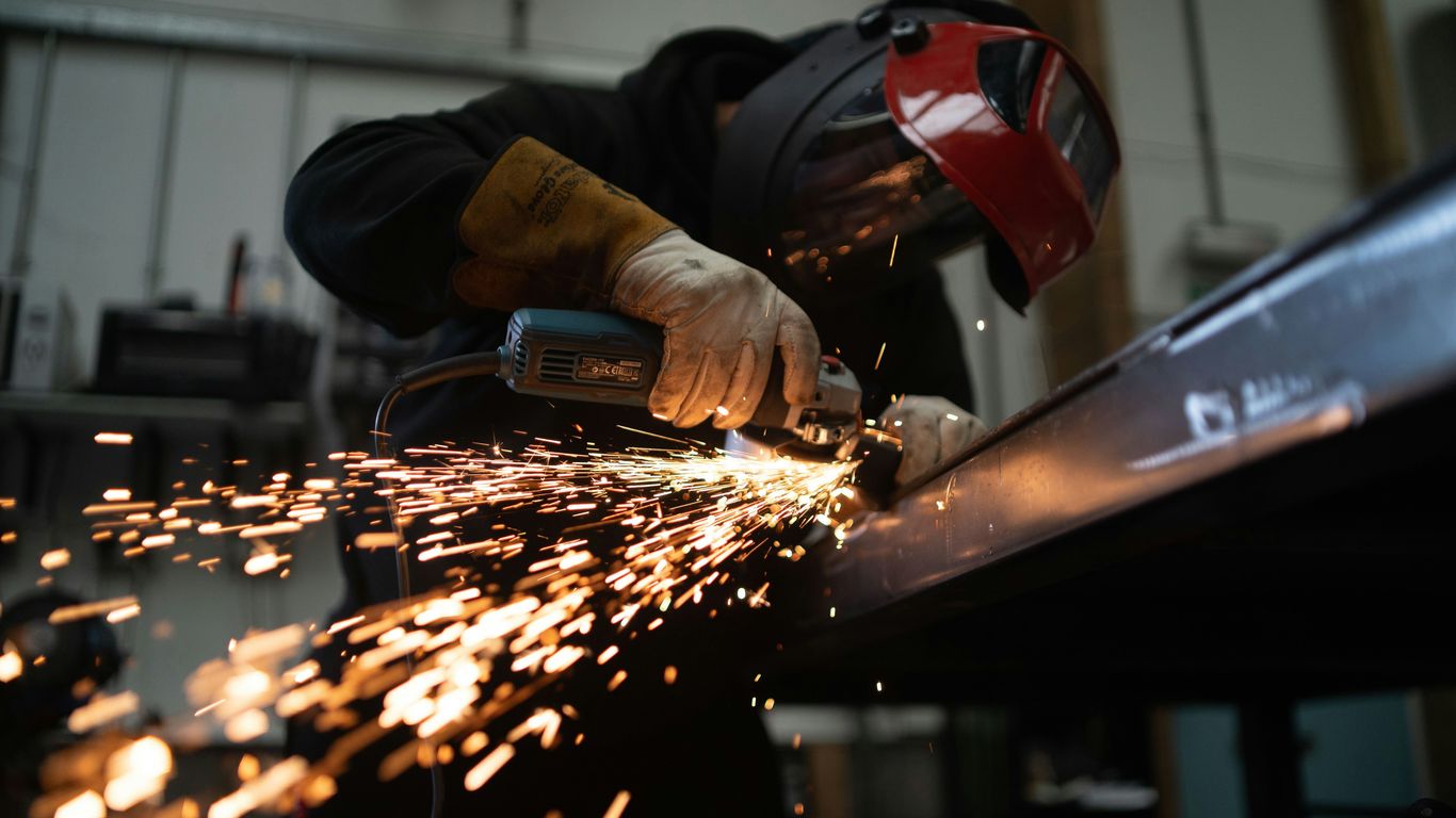 Profissional técnico acompanha máquinas em operação