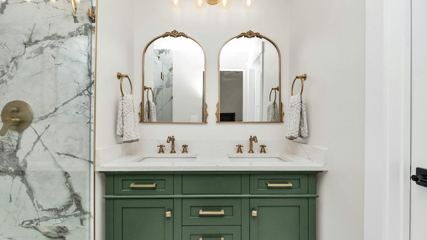 Marble basin centred on a bathroom vanity