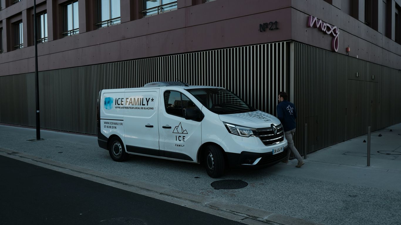 Mobile locksmith van near Waikiki parking