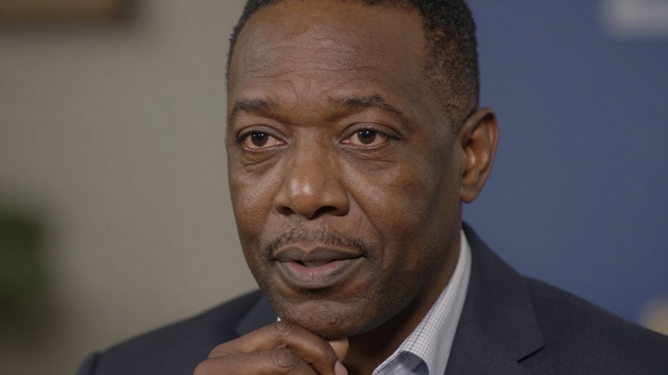 Journalist's portrait for exclusive insights article.