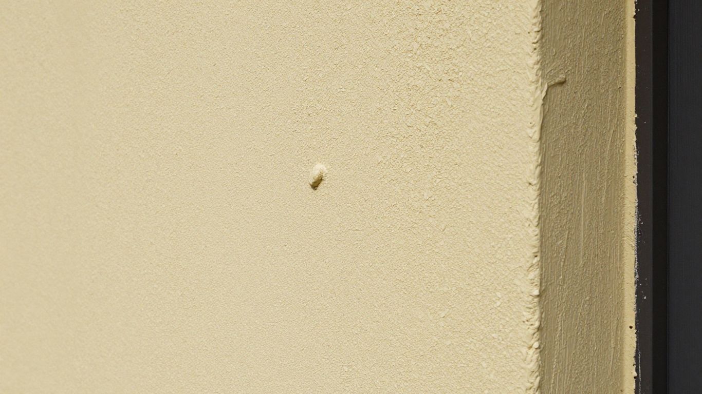 Mur extérieur avec enduit isolant texturé.