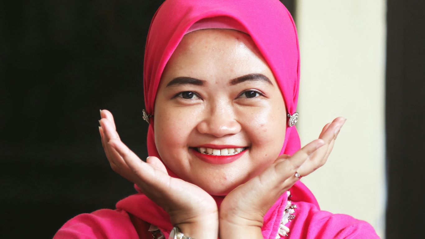 Red headscarf associated with Samsui workers