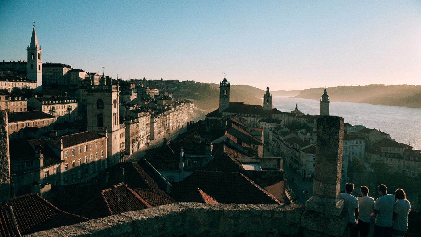 Vista de Lisboa desde un mirador al atardecer