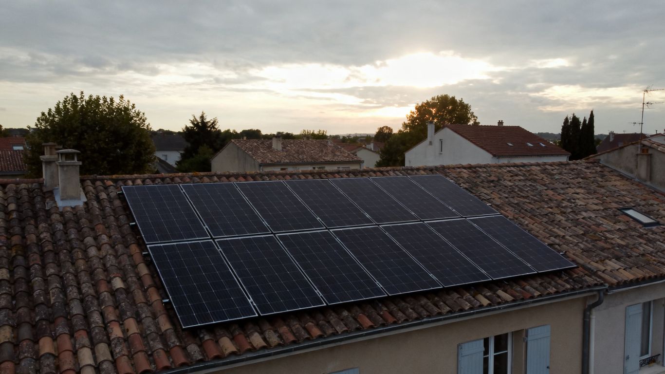 Toiture résidentielle équipée de panneaux photovoltaïques