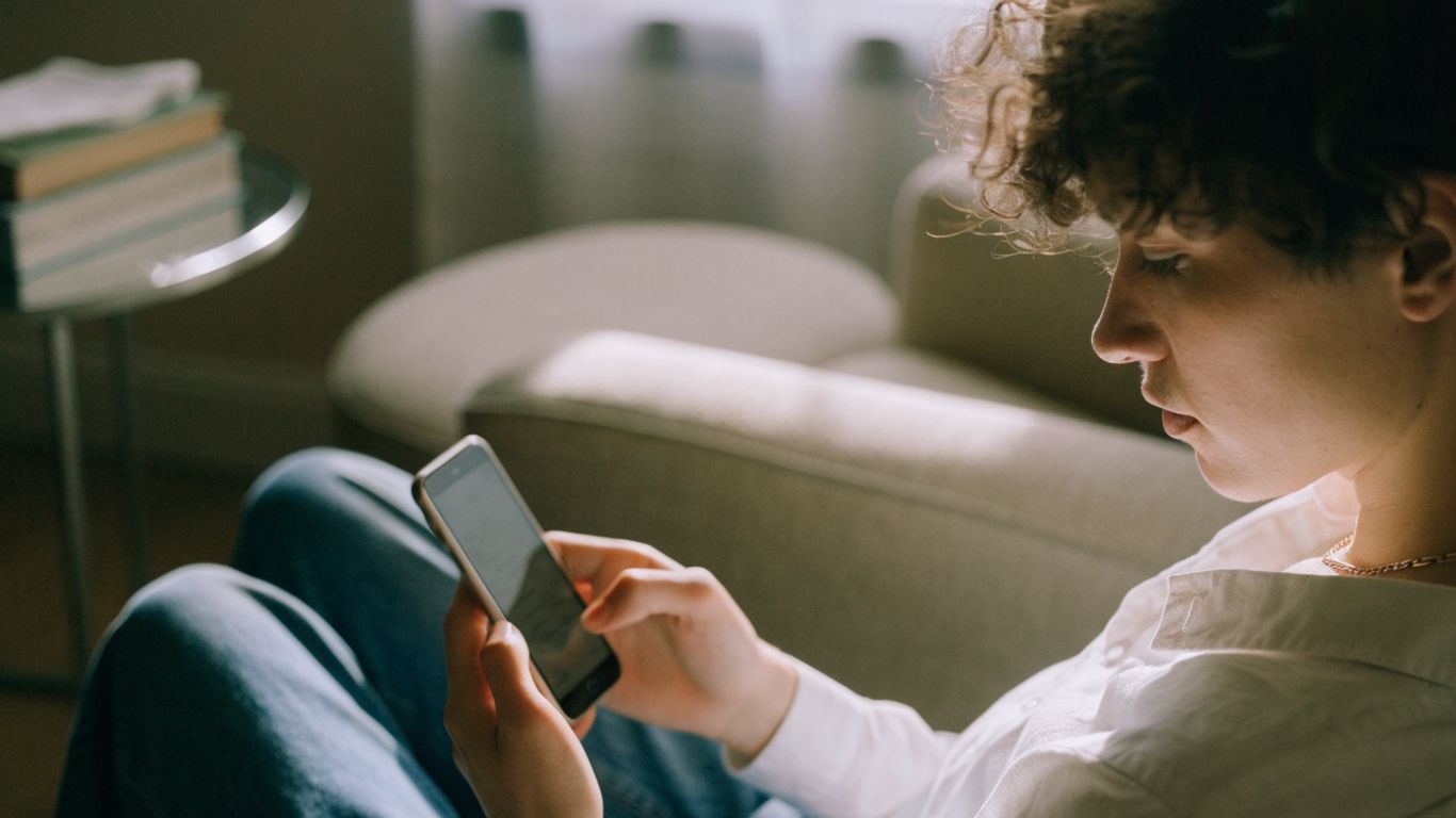 Customer writing an honest review on a phone at home