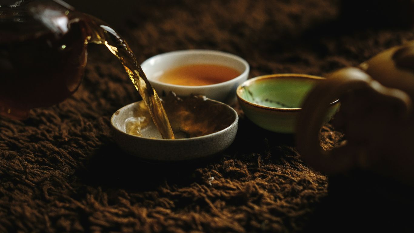 A hands-on demonstration of tea pouring