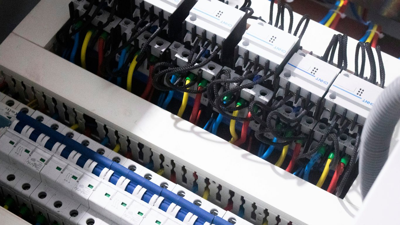 Equipamentos elétricos modernos em laboratório de testes