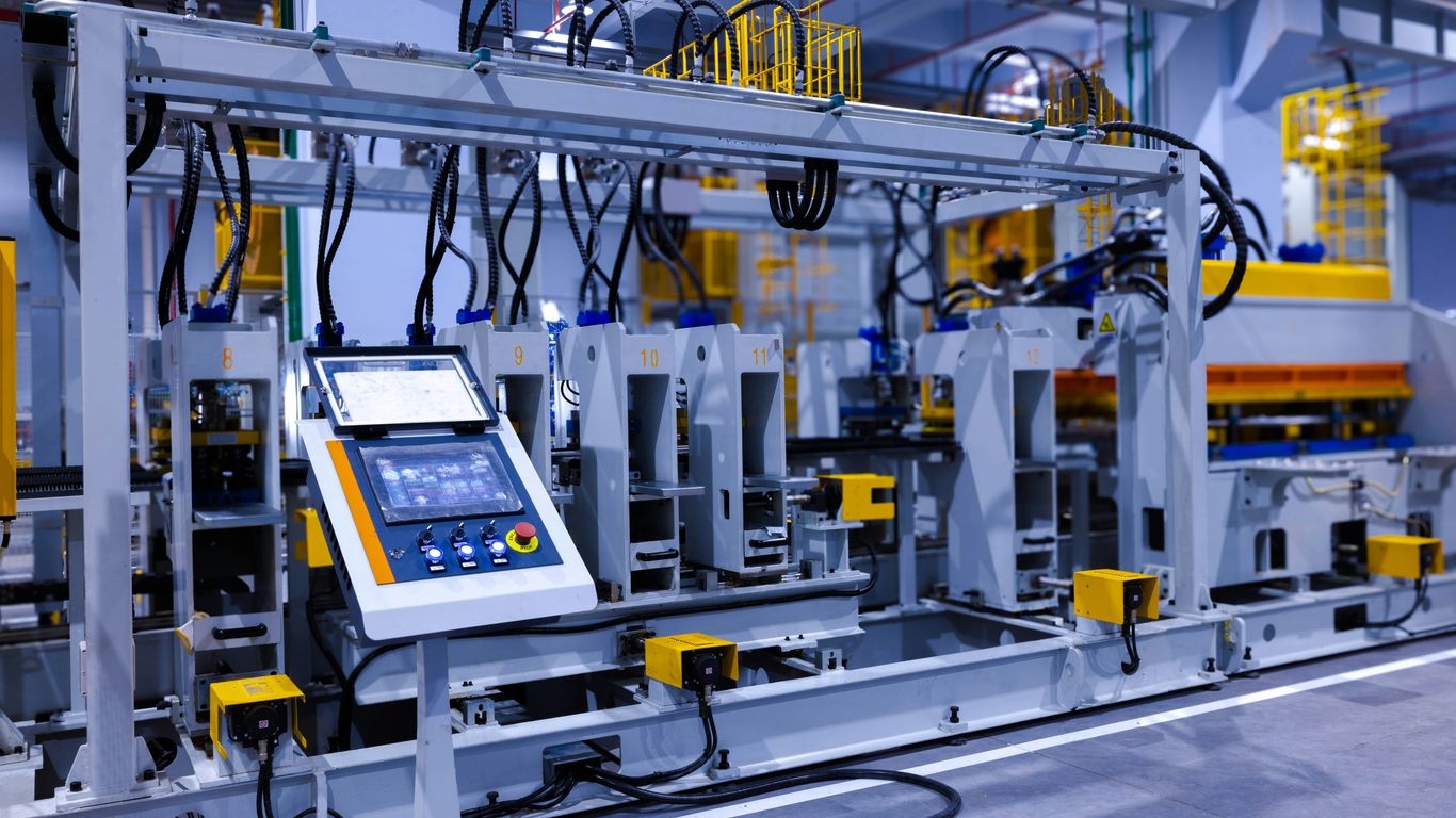 Técnico operando console de automação