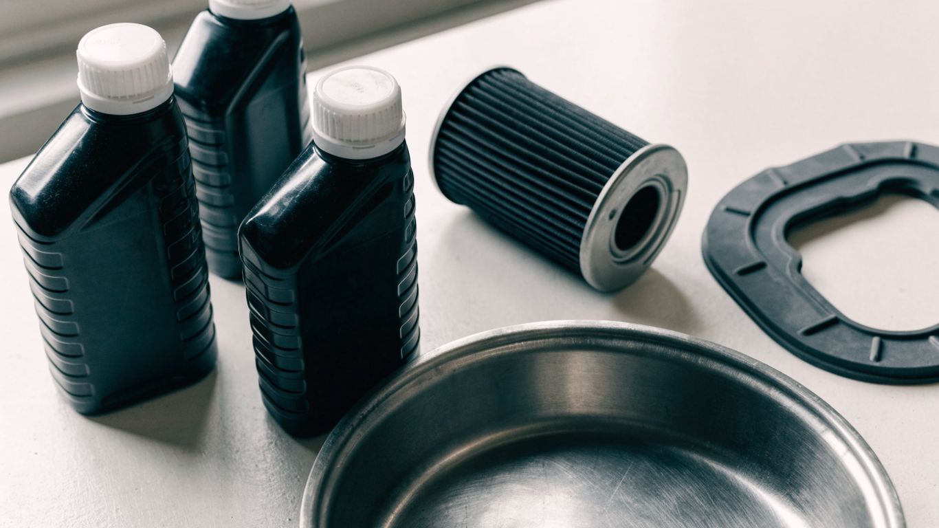 Transmission fluid and service parts arranged beside a clean pan