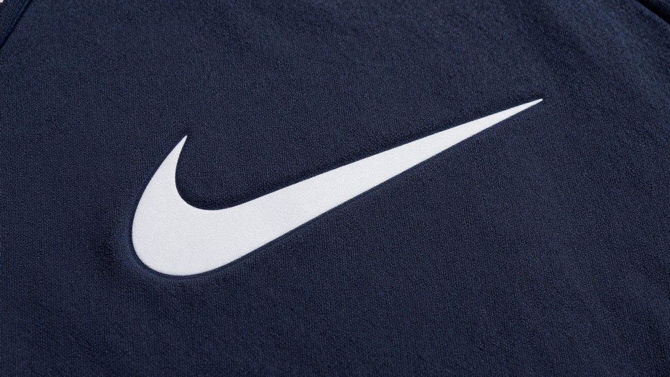 Textura moale a materialului Nike Tech Fleece.