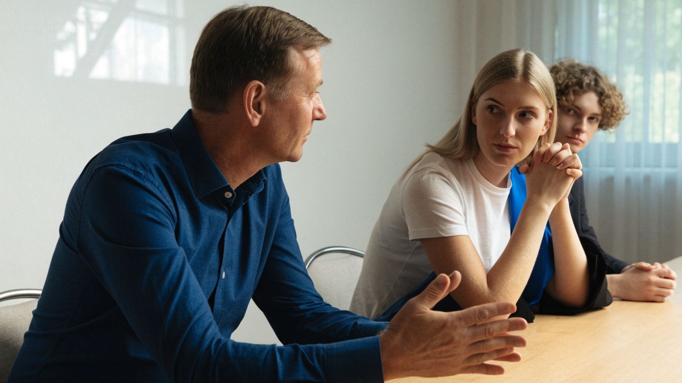 Kolleginnen und Kollegen tauschen Fachwissen aus