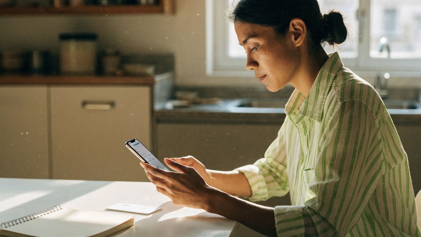 Persona revisa una billetera digital en su teléfono