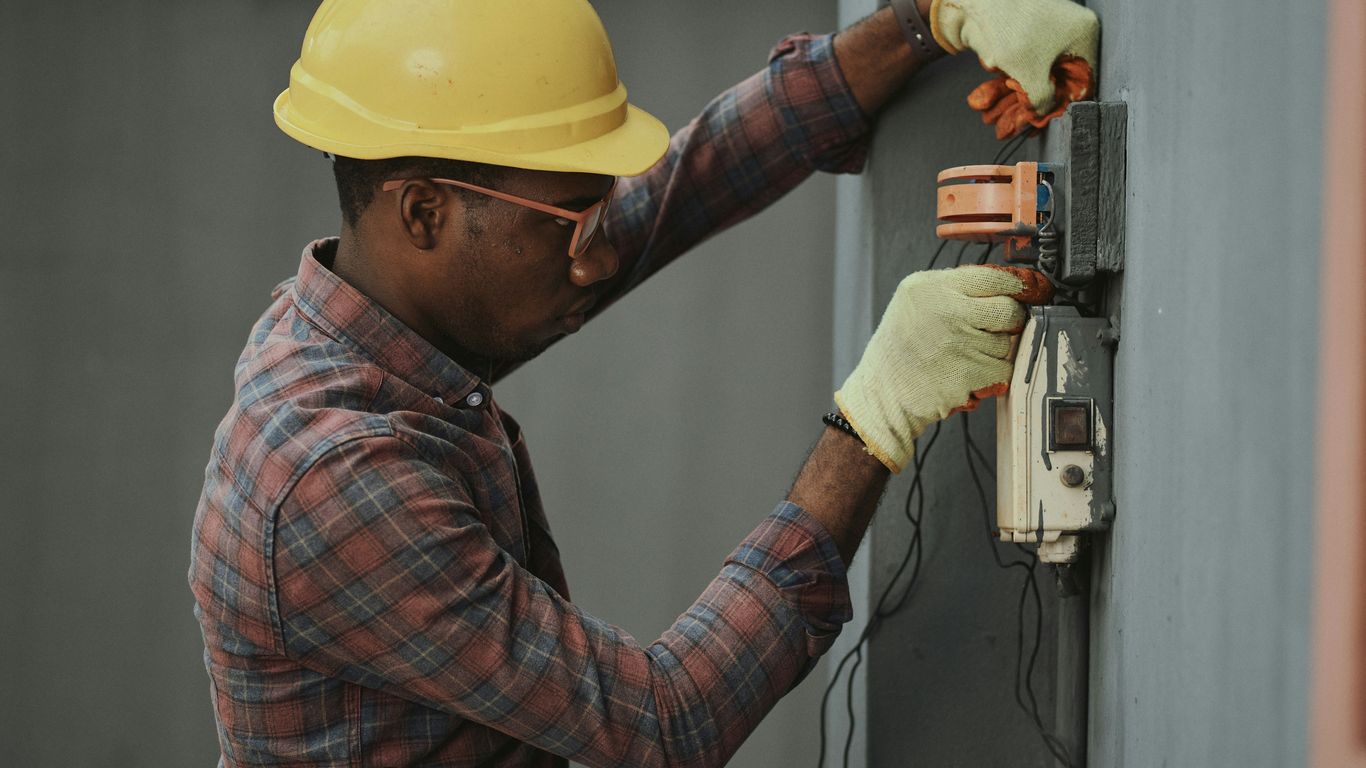 Profissional analisando dados em tela industrial
