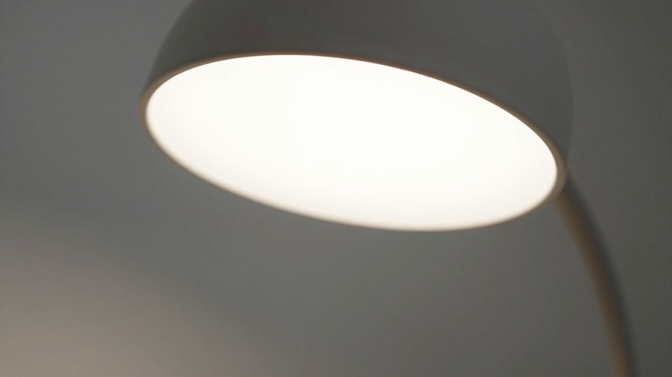 Moderne Tageslichtlampe mit hellem, diffusem Licht.
