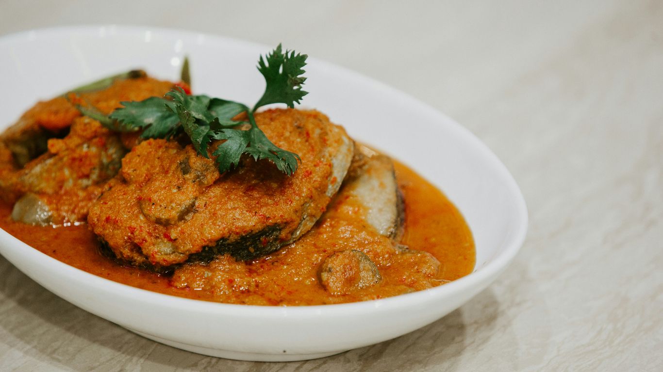 Flavorful fish head dish simmering in clay pot