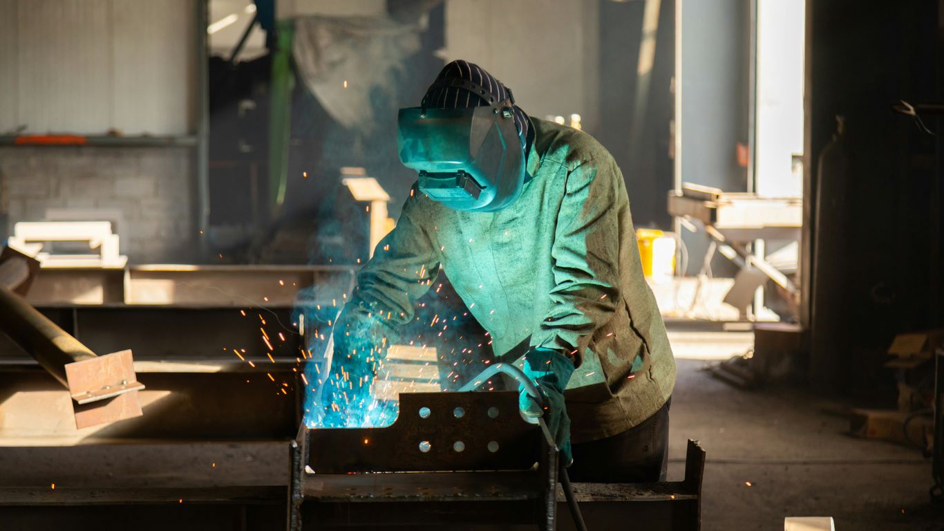 un soldador trabajando en una pieza de metal