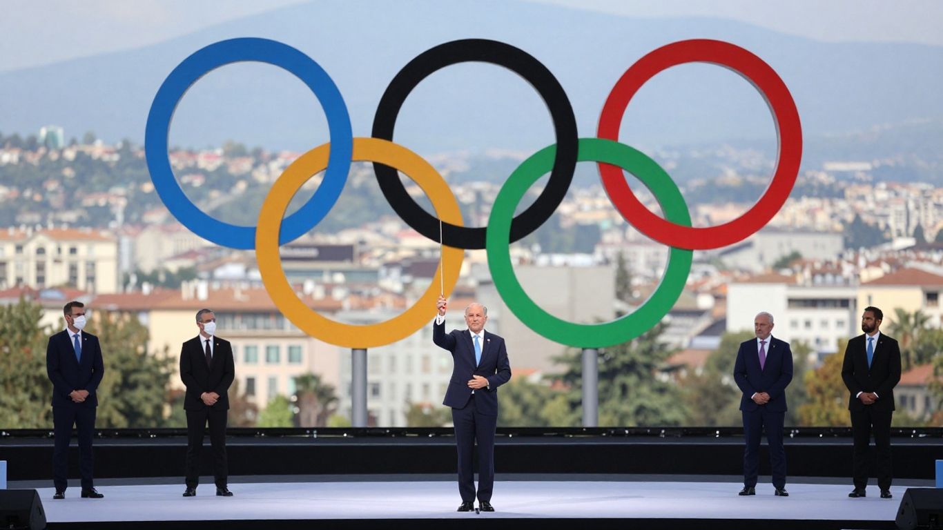 Passage du drapeau olympique pour les JO 2030.