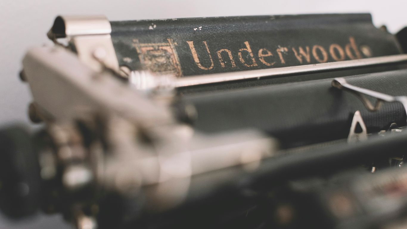 a close up of an old typewriter with the word underwood on it