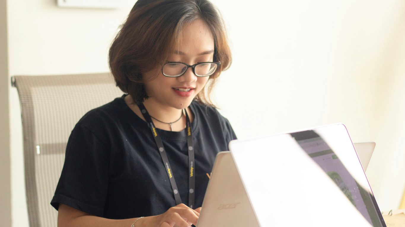 women's black crew-neck shirt