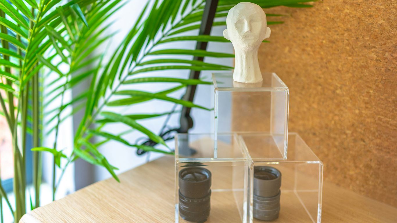 Clear aesthetic display stand