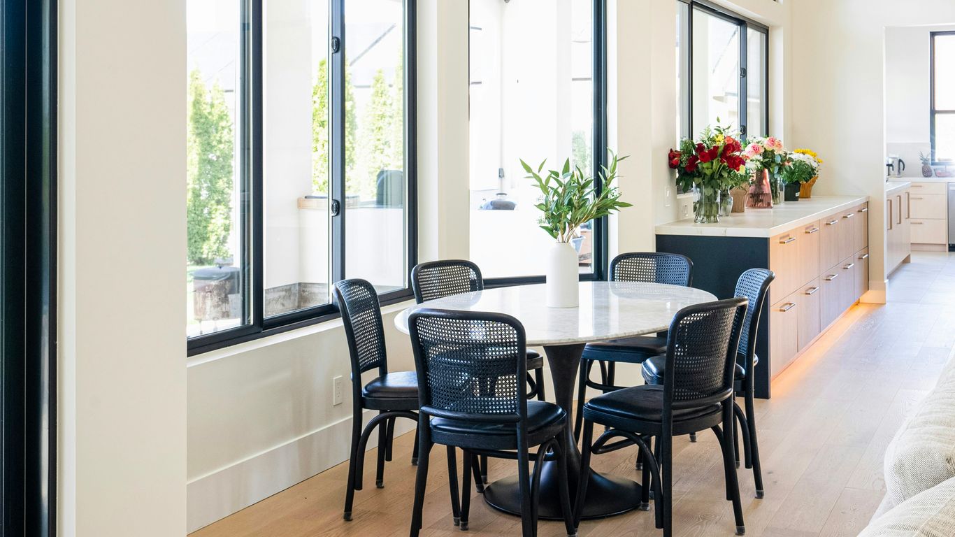 White marble dining table with chairs