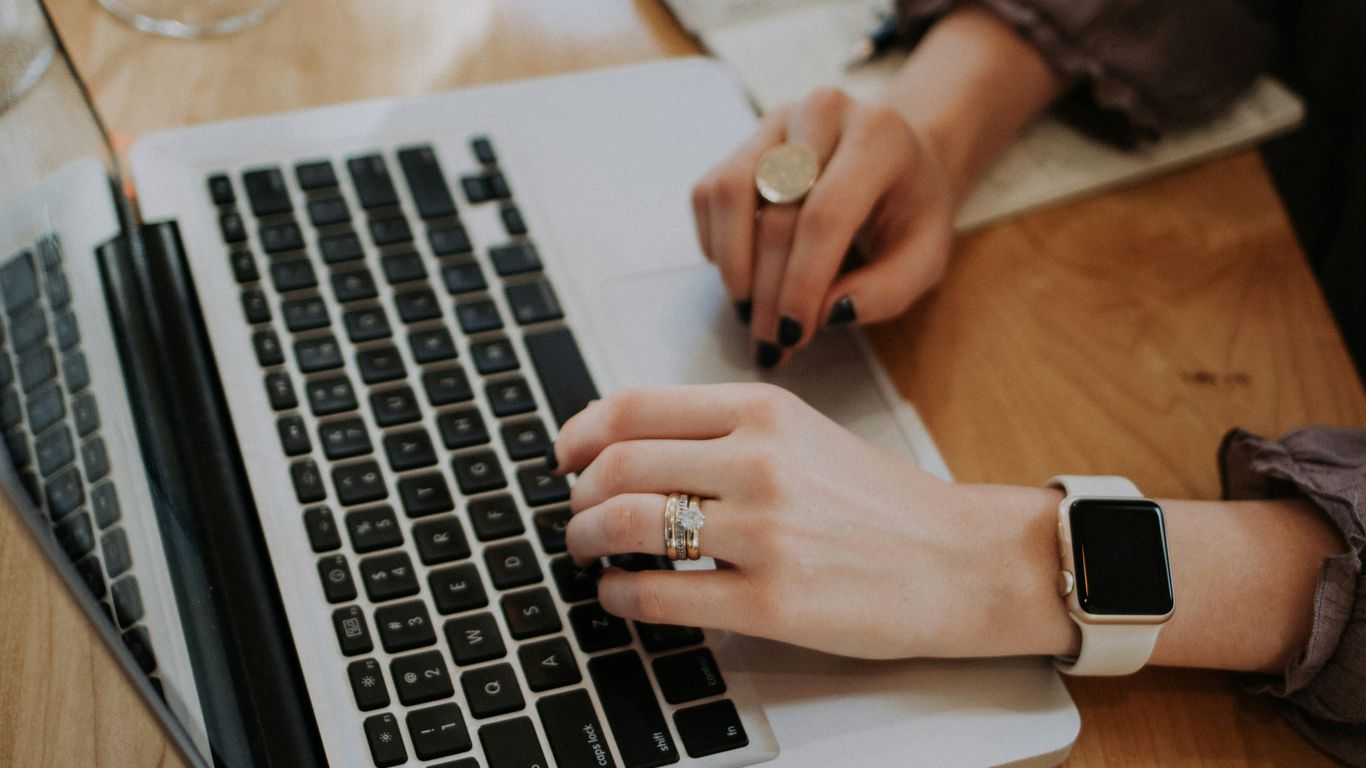 Profissional analisando relatórios em escritório moderno